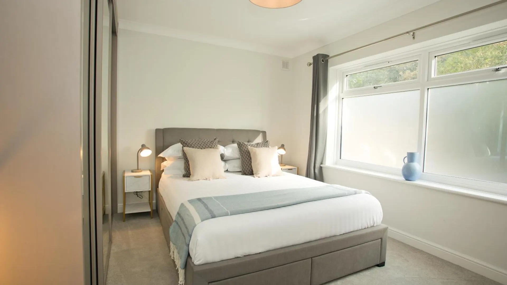 Chine Wood Retreat - Walk To The Beach And The Lovely Westbourne - Free Parking Bournemouth Apartment