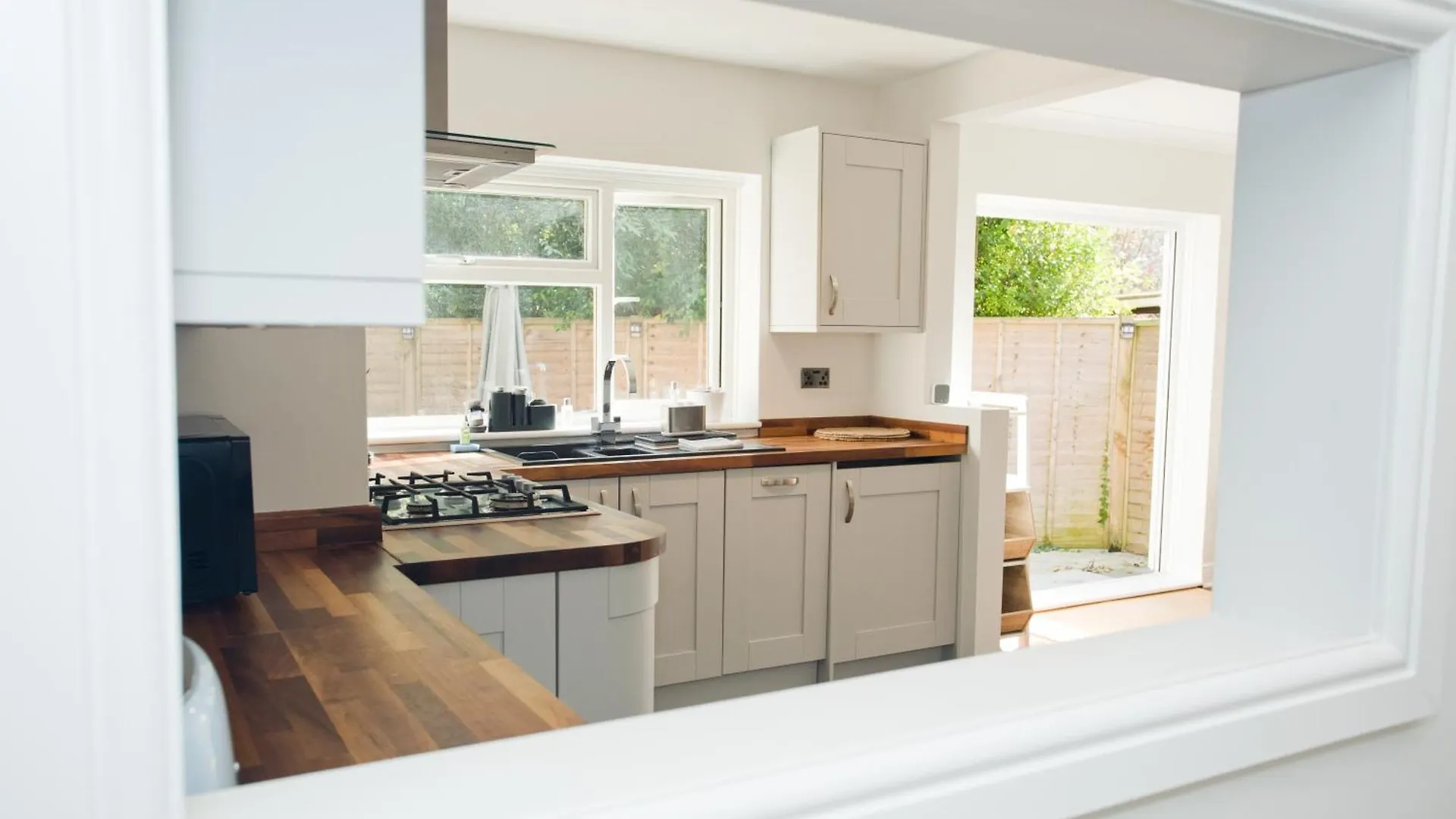 Chine Wood Retreat - Walk To The Beach And The Lovely Westbourne - Free Parking Bournemouth Apartment