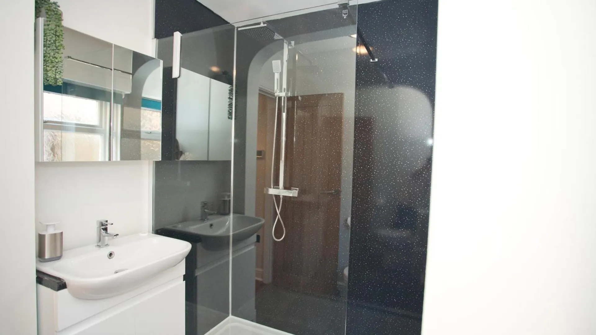 Apartment Chine Wood Retreat - Walk To The Beach And The Lovely Westbourne - Free Parking Bournemouth